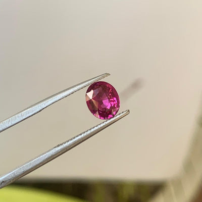 Unheated Hot Pink Sapphire 1.10 ct Oval – Mozambique
