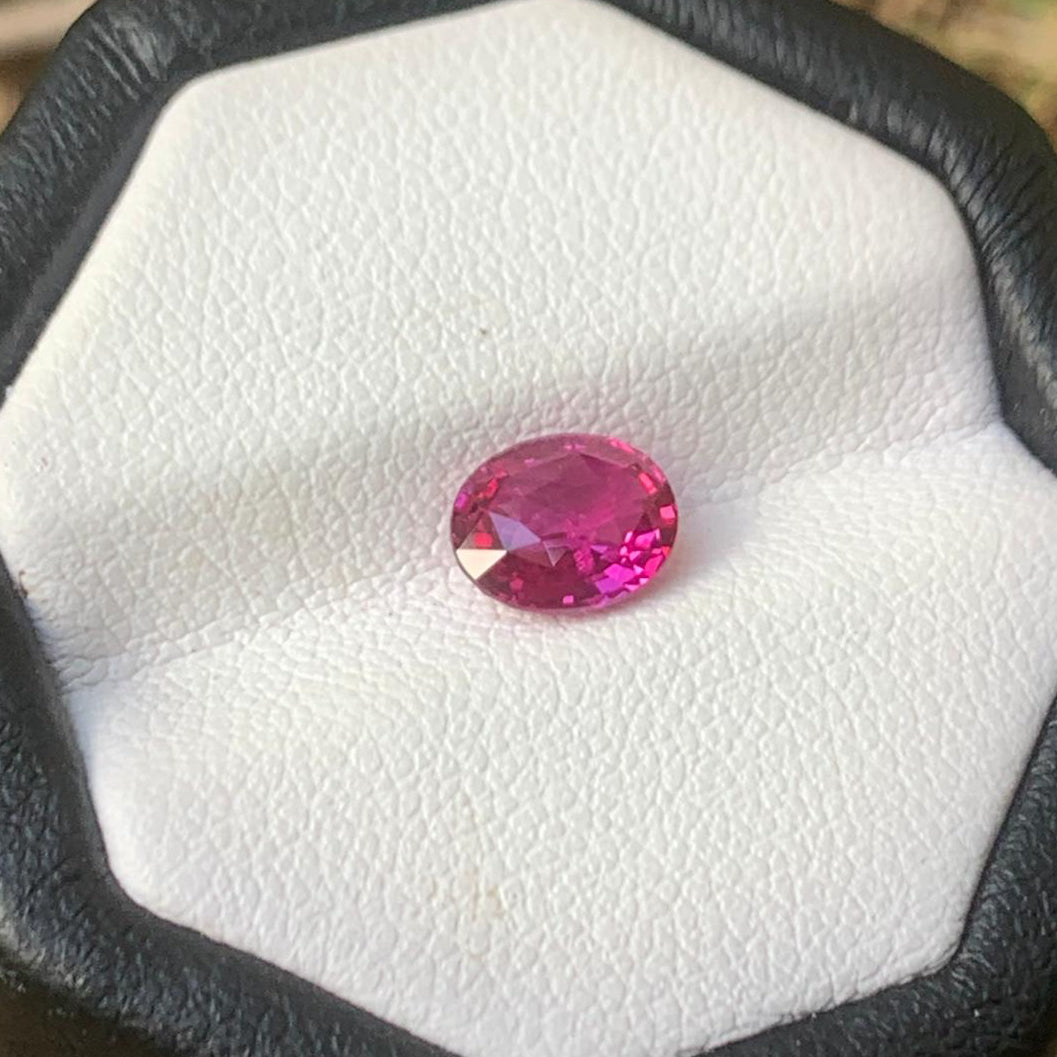 Unheated Hot Pink Sapphire 1.10 ct Oval – Mozambique